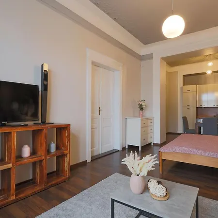 Janackovo - Riverside 4* براغ